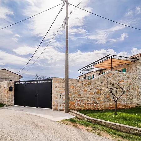 Mint With Pool Villa Pazin