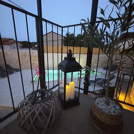 Mint With Pool فيلة