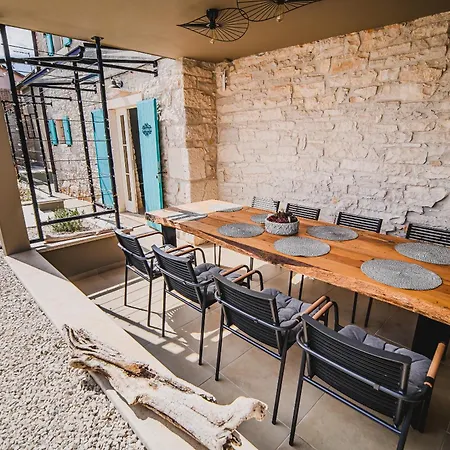 Mint With Pool فيلة