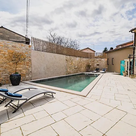 فيلة Mint With Pool بازين