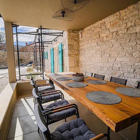 Mint With Pool فيلة بازين