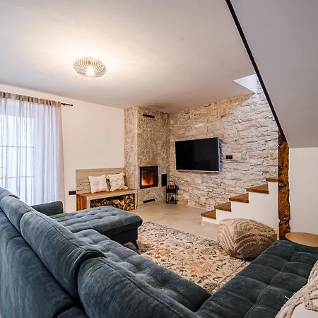 Mint With Pool فيلة