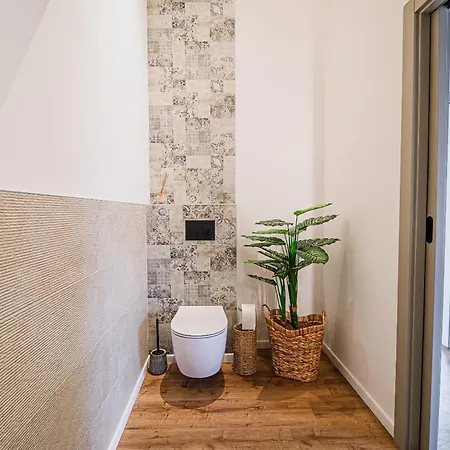 Mint With Pool فيلة